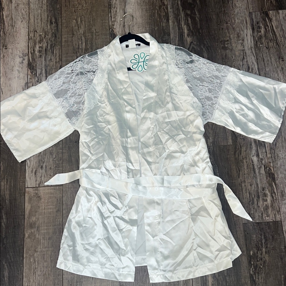 Elegant White Lace Trim Robe
